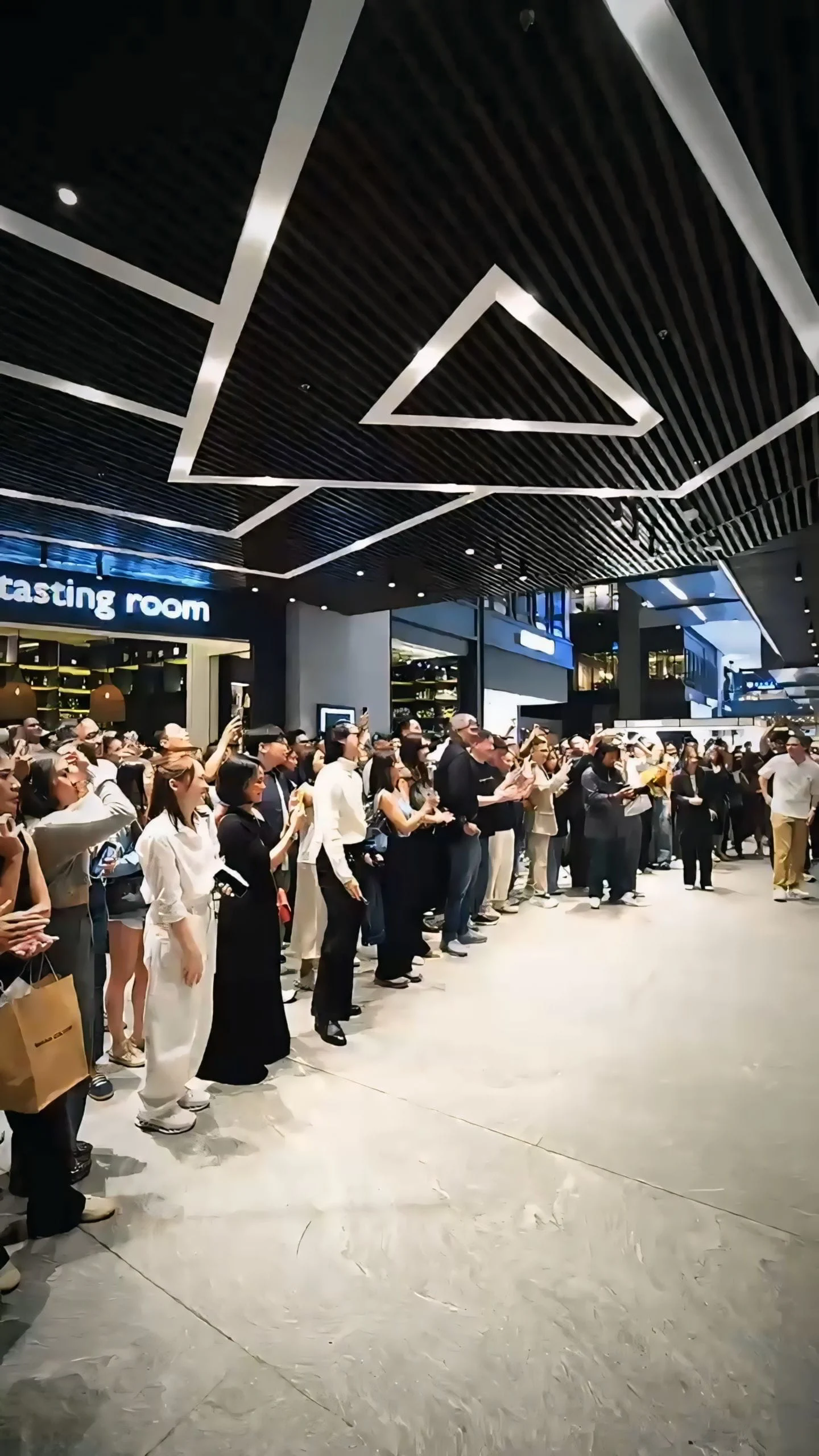 On Store Pertama di Indonesia Resmi Dibuka di ASHTA District 8 SCBD